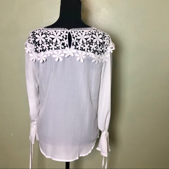 White lace neck blouse w drawstring bell sleeves - Picture 5 of 7